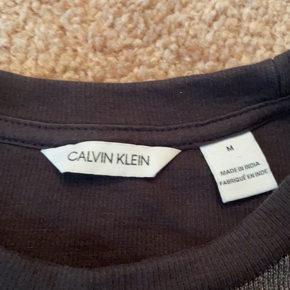 I am selling a Calvin Klein long sleeve sweater. - Picture 3 of 3